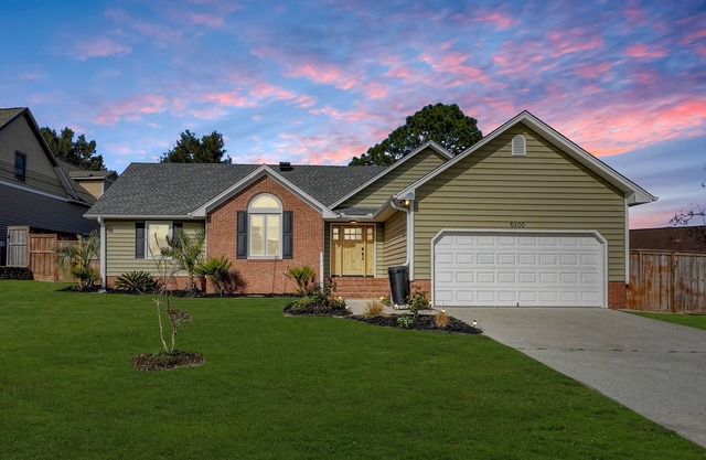 Charming 3-bedroom house close to area beachs, the river and downtown