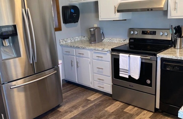 Charming 3-bedroom house in Waterbury with WiFi, AC