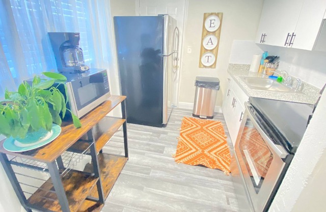 Charming 3 bedroom home w/ private patio - sleeps8