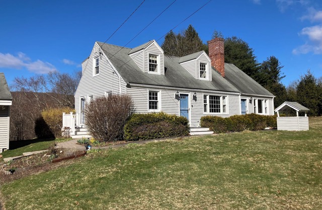 Charming 3-bedroom house with WiFi, AC and salt water pool