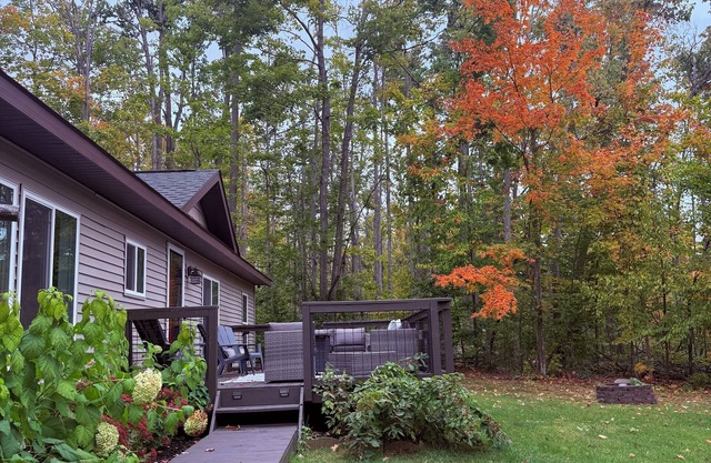 Charming 3-bedroom house with WiFi and AC in gorgeous Gaylord.