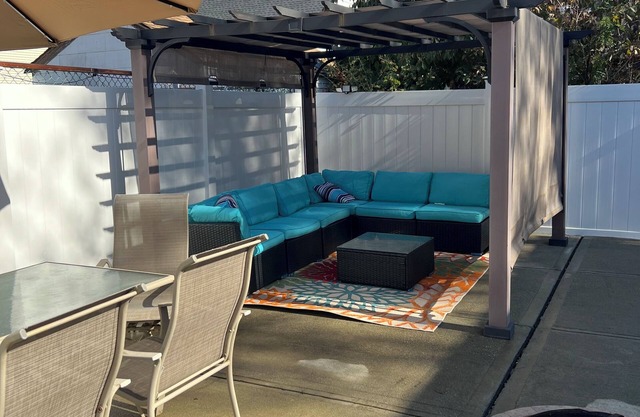 Charming 3-bedroom house with WiFi, AC and access to backyard