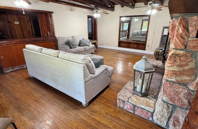 Charming 3-bedroom house in fabulous Fresno with WiFi