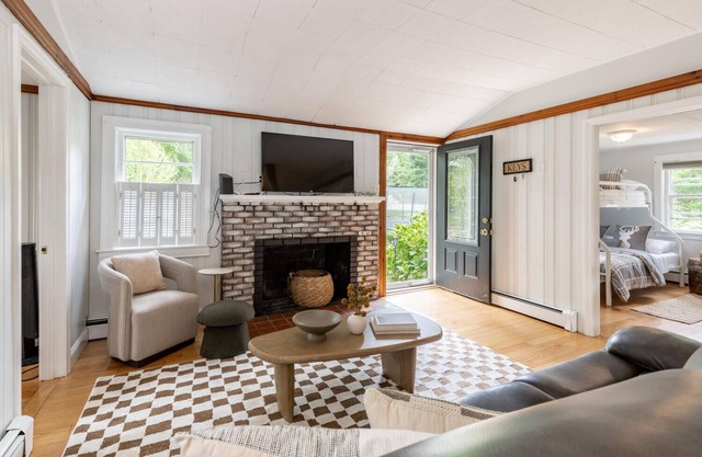 Charming 3-bedroom lake house in wonderful Mashpee