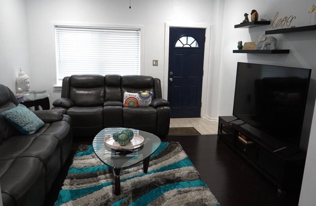 Charming 3-bedroom townhome with AC, Fiber optics WIFI, & Dedicated Work Space.