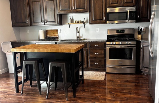 Charming 3-bedroom townhome in welcoming Kaysville with AC, WiFi