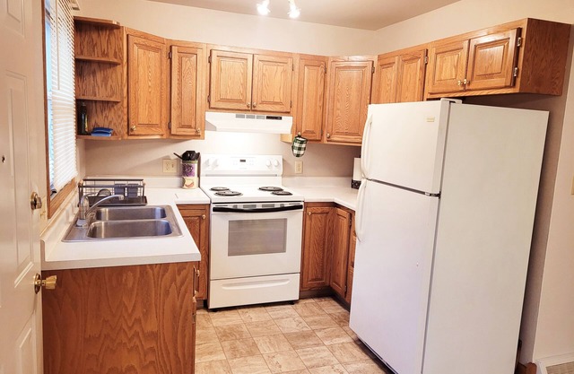 Charming 3-bedroom townhome with WiFi and AC in Pierre