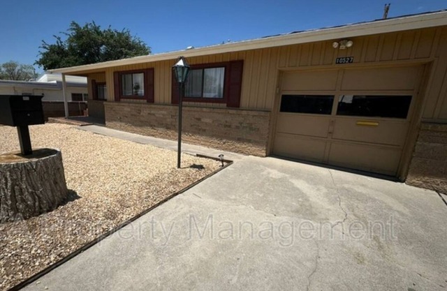 Charming 3-bedroom house with AC and WiFi in awesome Northeast Albuquerque