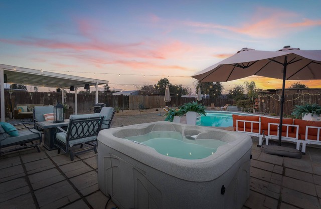 Charming 3-bedroom house with Pool, hot tub and Tiki bar in Bakersfield