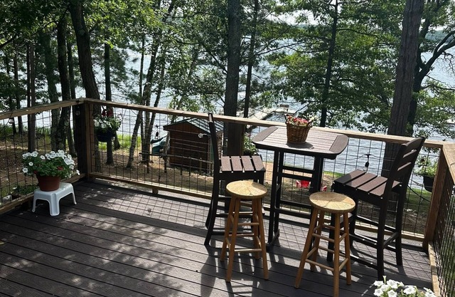 Charming 3-bedroom cabin with WiFi, AC in lovely Eagle River sleeps 8 people.