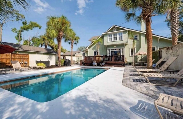 Charming 3-bedroom loft unit with WiFi and AC in the Heart of San Marco