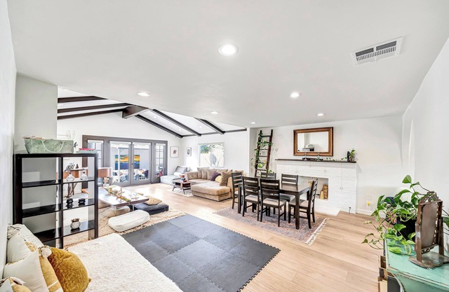 Charming 3-bedroom with a fitness area welcoming Lake Balboa, Los Angeles