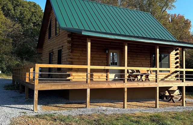 Charming 3-bedroom cabin with WiFi, AC in serene countryside