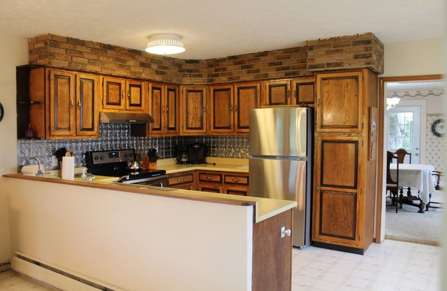 Charming 3-bedroom farmhouse with large backyard, cabin and scenic pond.