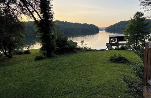 Charming 3-beds with loft in peaceful cove on Watts Bar Lake! Bring your boat!