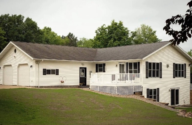 Charming 3 BR, 2 Bath Lake House retreat in Rice Lake on peaceful Tuscobia Lake.