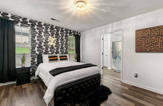 Charming 3BR 2BA Retreat: Cozy!