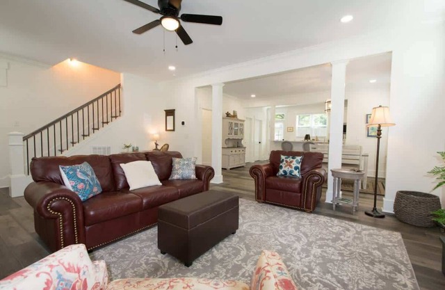 Charming 3BR, Balcony, Walk to Flat Rock Playhouse