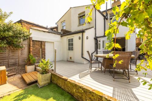 Charming 3BR Victorian House with Parking - 10 Mins to Kingston