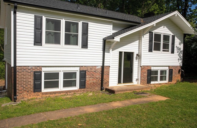Charming 4-bedroom house with AC and WiFi in Winston-Salem