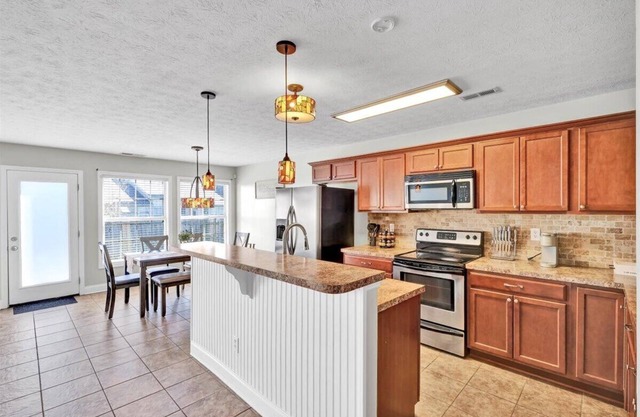 Charming 4-bedroom house with WiFi and AC in fabulous Louisville