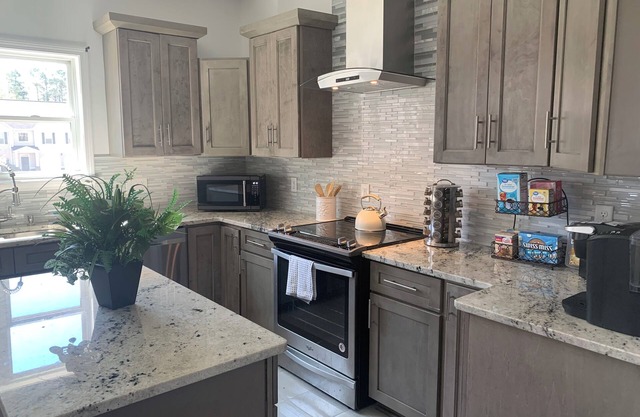 Charming 4-bedroom house with AC, WiFi in brilliant Grovetown