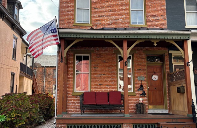 Charming 4-bedroom house with WiFi and AC in Historic Columbia