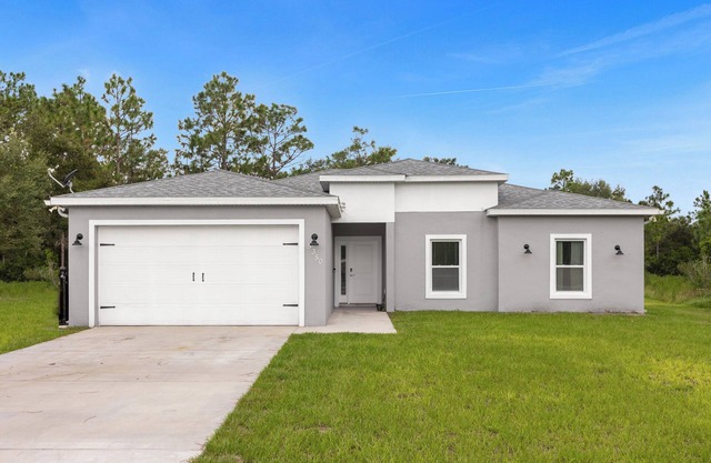 Charming 4-bedroom house with WiFi and AC in peaceful St. Cloud/ 1 acre land