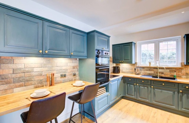 Charming 4 Bedroom Retreat in Upscale Brentwood