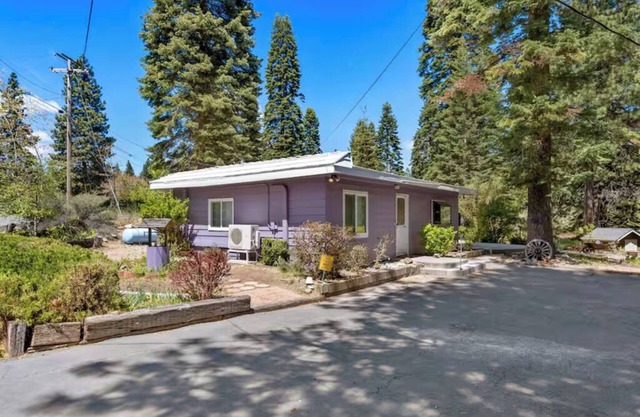Charming 4-bedroom house in beautiful Mount Shasta, just minutes from town!