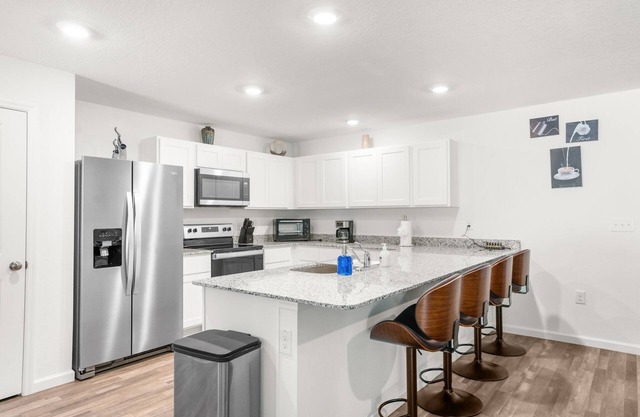 Charming 4-bedroom house with WiFi and AC in pleasant Spring Hill