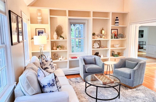 Charming 4BR Osterville Home, Walk to Pond, 2 mi to beach, Hot Tub & Beach Pass