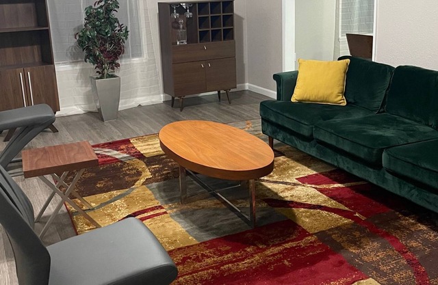 Charming 7 bedroom on 1 acre lot near Downtown Sacramento