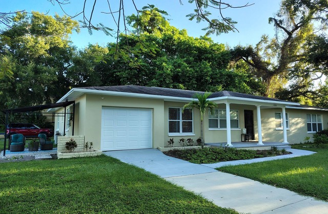 Charming and cozy 1-BR /1-BA private guest unit in beautiful St. Petersburg