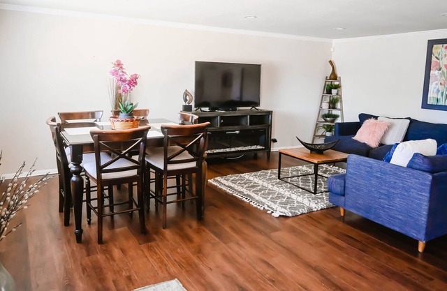 ENCANTADOR Y RELAJANTE: enorme patio trasero, cerca de UCR y del Centro Médico