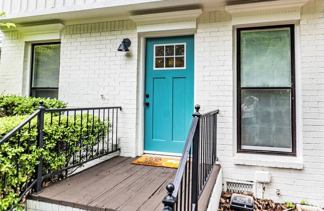 Charming and remodeled furnished townhome in the heart of South Huntsville!