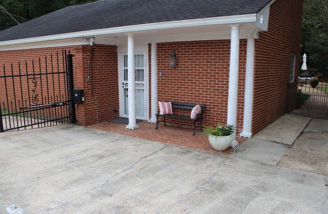 Charming and spacious guesthouse in the lovely hills of Manchester, Georgia.