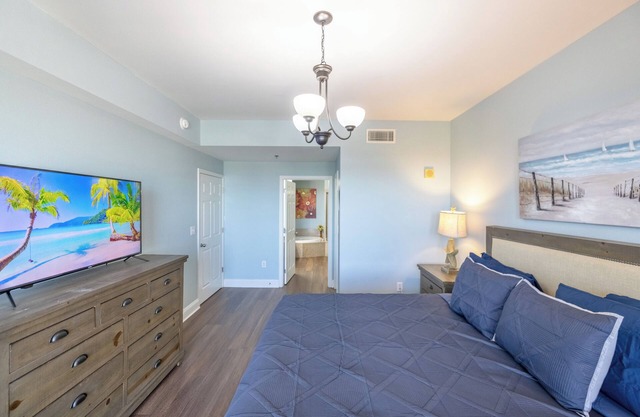 Charming and Cozy 3-bedroom resort with fitness room, WiFi in Panama City Beach