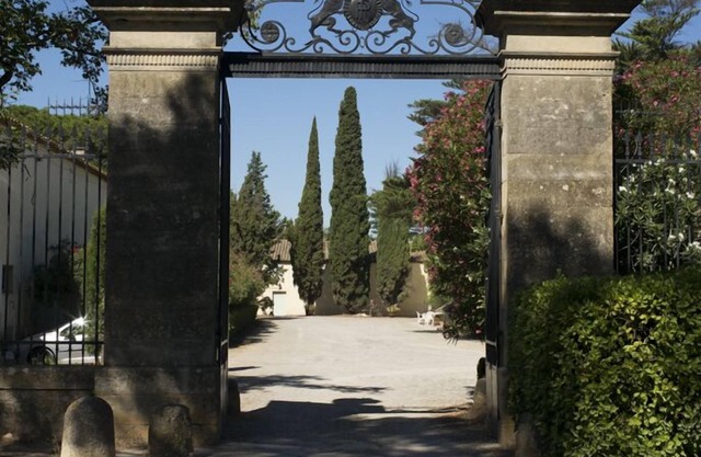 Encantador apartamento con jardín privado en un castillo de vinos con piscina