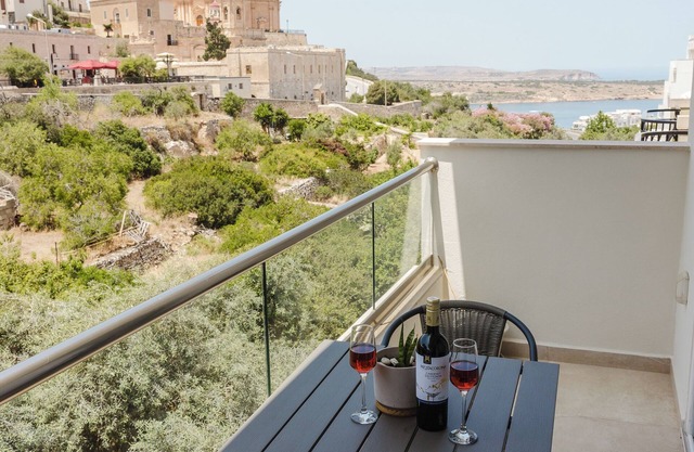 Charming apartment just steps from Mellieha’s main street and 5 minutes from the beach. Includes 2 double bedrooms, 1 twin room, Wi-Fi, Smart TV, coin-operated A/C, and all essentials like towels, linen, washing machine, and kitchen app