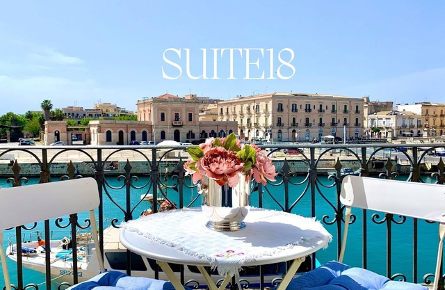 "Suite 18", encantadora casa en Ortigia con un espectacular balcón con vista al mar.