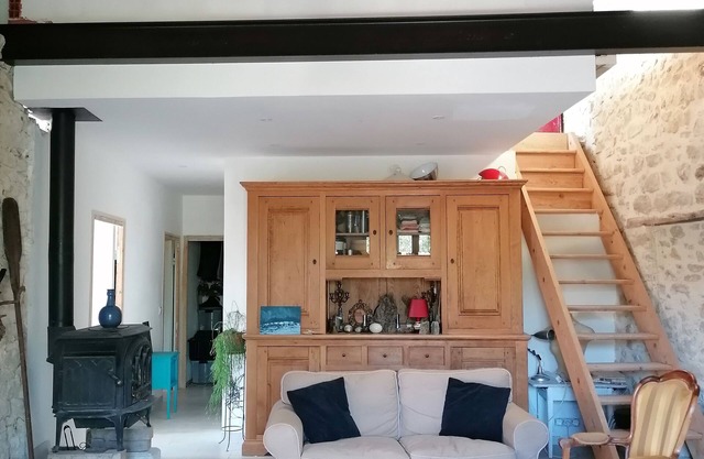 Charming, artistic, cool and quiet house, swimming pool, wooded patio.