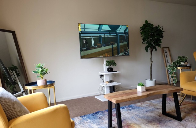 Charming B&B with 3 bedrooms and WiFi, AC in fabulous Newark