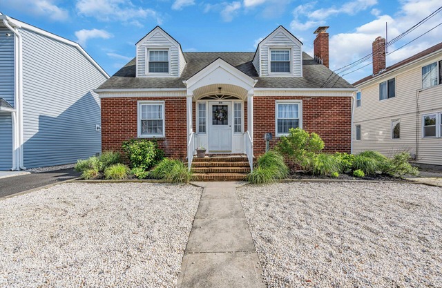 Charming Beach Apartment 1 Block to the Beach