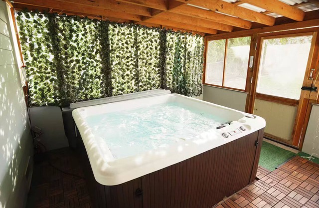 Charming beach home with Ocean & Mt. Baker View and Hot Tub!!