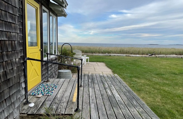 Charming beachfront cottage--private beach access and ocean views