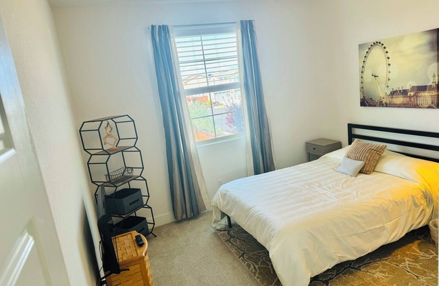 Charming bedroom #2 in house in peaceful Woodland with AC