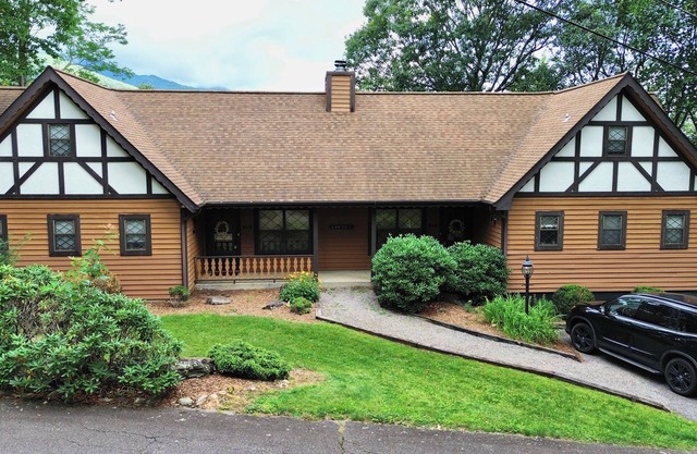 Charming Blue Ridge Cabin w/Mountain Views & Pool