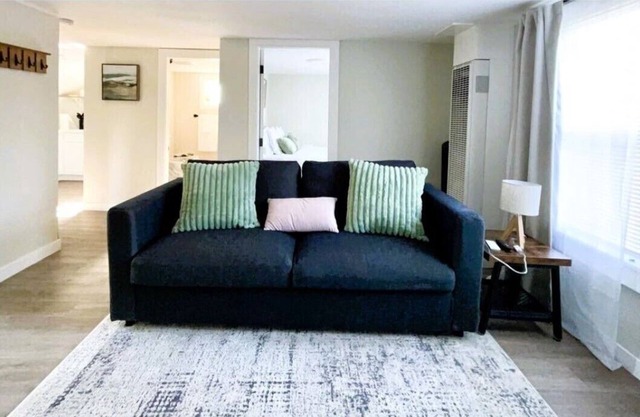 Charming & Bright Gem: Awesome Location/AC/Laundry