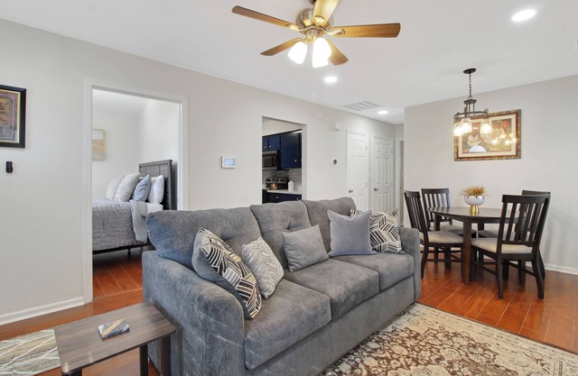 Charming Bungalow Near Downtown Historic Savannah